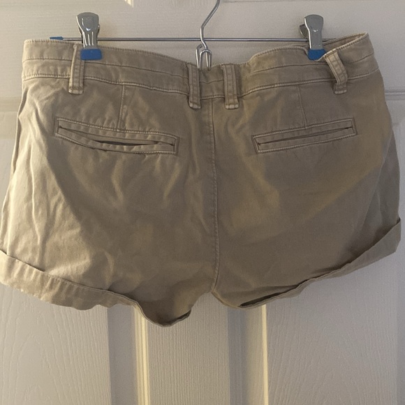 American Eagle Tan Low Rise Shorts Size 2 - Picture 2 of 3